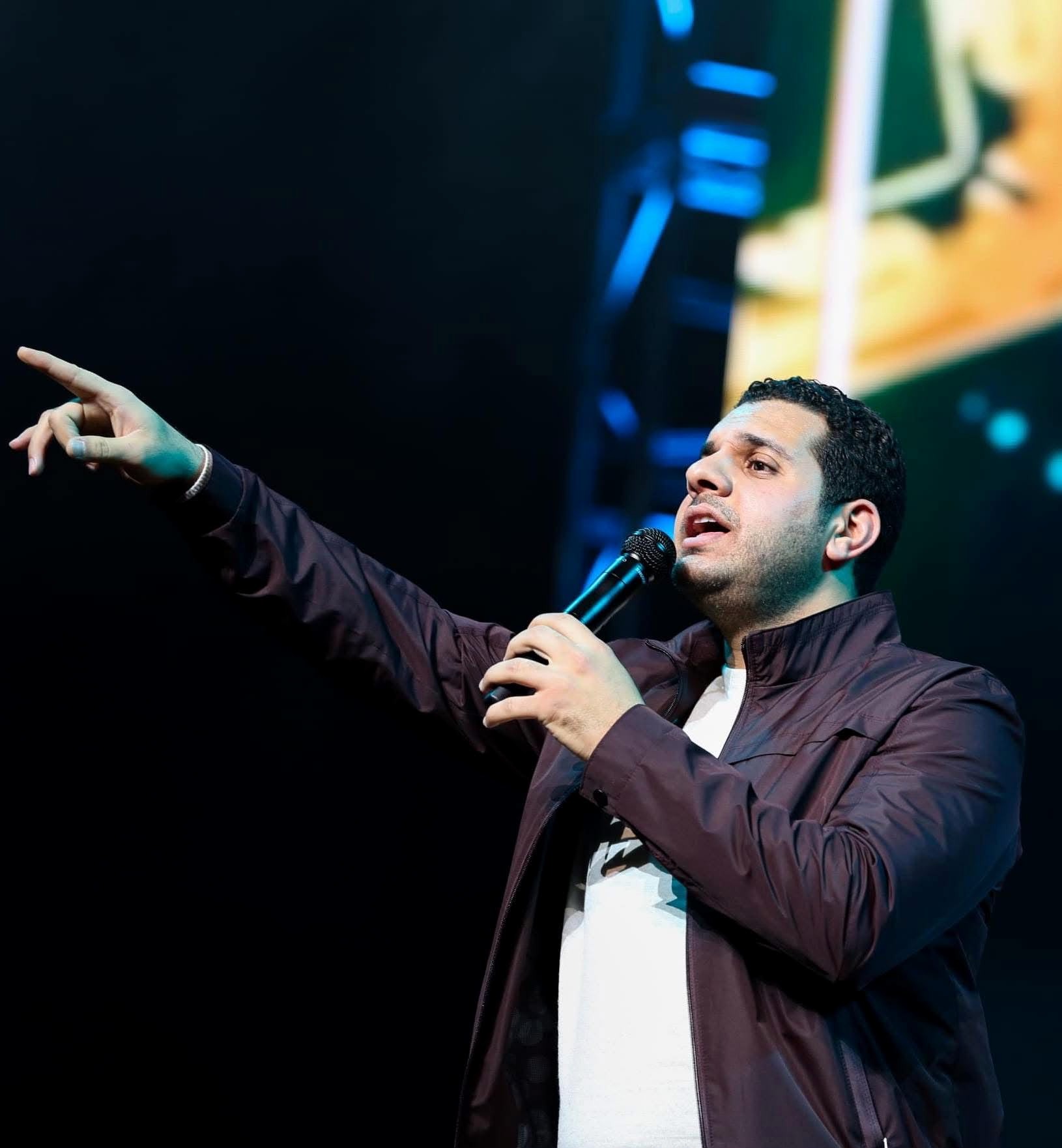 Mohamed Abbas performing on stage at the MAS-ICNA Convention